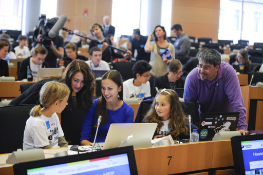 Federica (da sinistra), Mary Maloney (CEO di Coderdojo Foundation, Eva Paunova europarlamentare della Bulgaria, Benedetta di Coderdojo Allumiere, Bill Yao fondatore del movimento Coderdojo